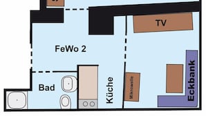 A hotel layout with a kitchen, FeWo 2, TV, Bett, Mikrowelle, and Eckbank. - Apartment Alte Fronfeste II 40sqm (Berchtesgaden)