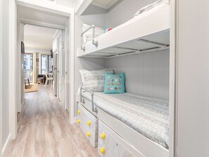 1 chambre, fer et planche à repasser, accès à Internet, literie fournie