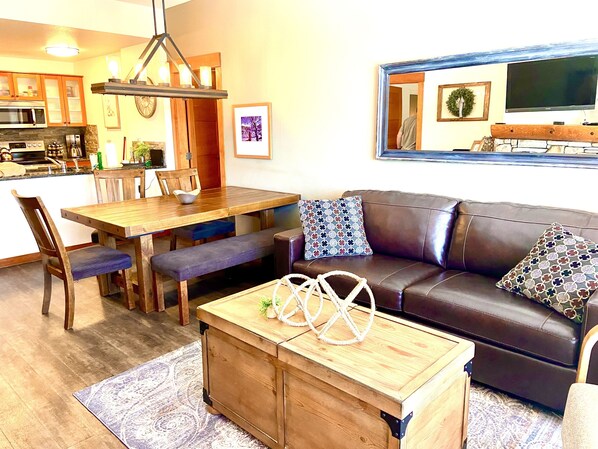 电视、壁炉、DVD 播放器