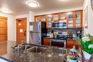 Een koelkast, een magnetron, een oven, een kookplaat