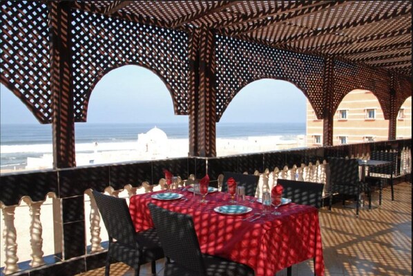 Serveert ontbijt, lunch, diner, uitzicht op de zee