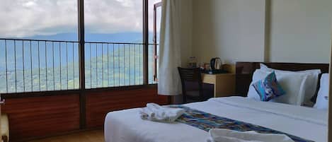 Phòng Club, 1 giường đôi, không hút thuốc, quang cảnh núi | Bàn, màn/rèm cản sáng, phòng cách âm