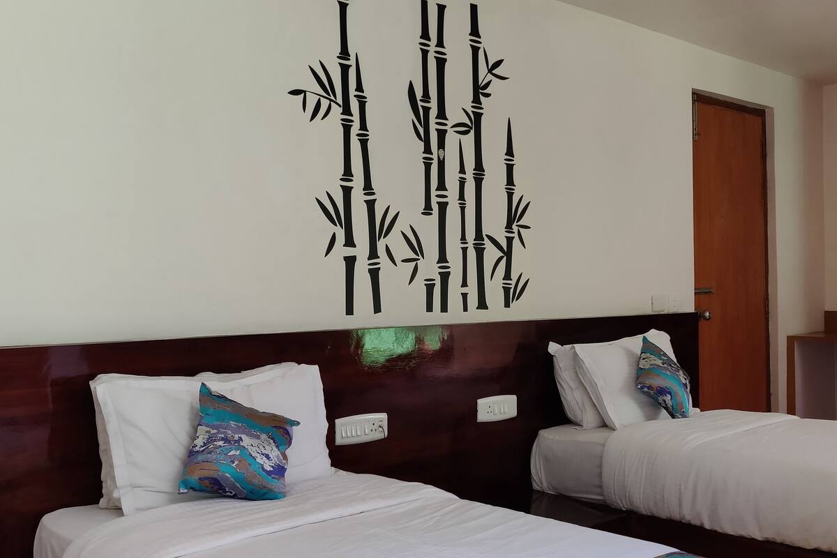 Deluxe Room, 2 Twin Beds, Non Smoking | Desk, blackout drapes, soundproofing, WiFi (free)