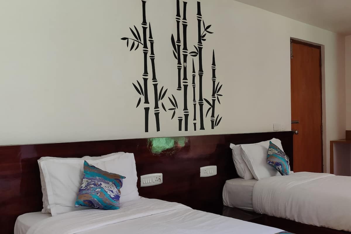 Deluxe Room, 2 Twin Beds, Non Smoking | Desk, blackout drapes, soundproofing, free WiFi