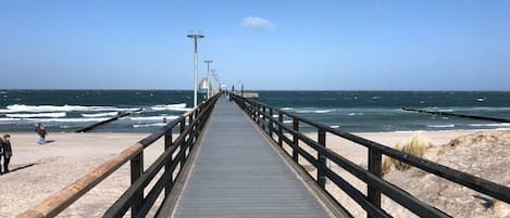 Una spiaggia nelle vicinanze, lettini da mare