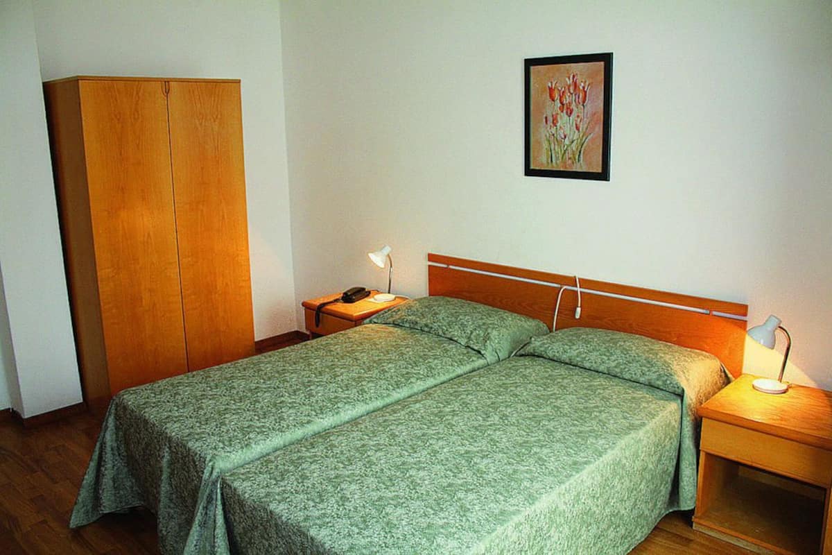 Camera con letto matrimoniale o 2 letti singoli | Una cassaforte in camera, lenzuola