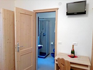 Shower, free toiletries, hair dryer, bidet - Hotel Des Alpes (Folgaria)
