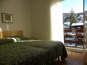 Dobbelt- eller tomannsrom | Safe på rommet og sengetøy