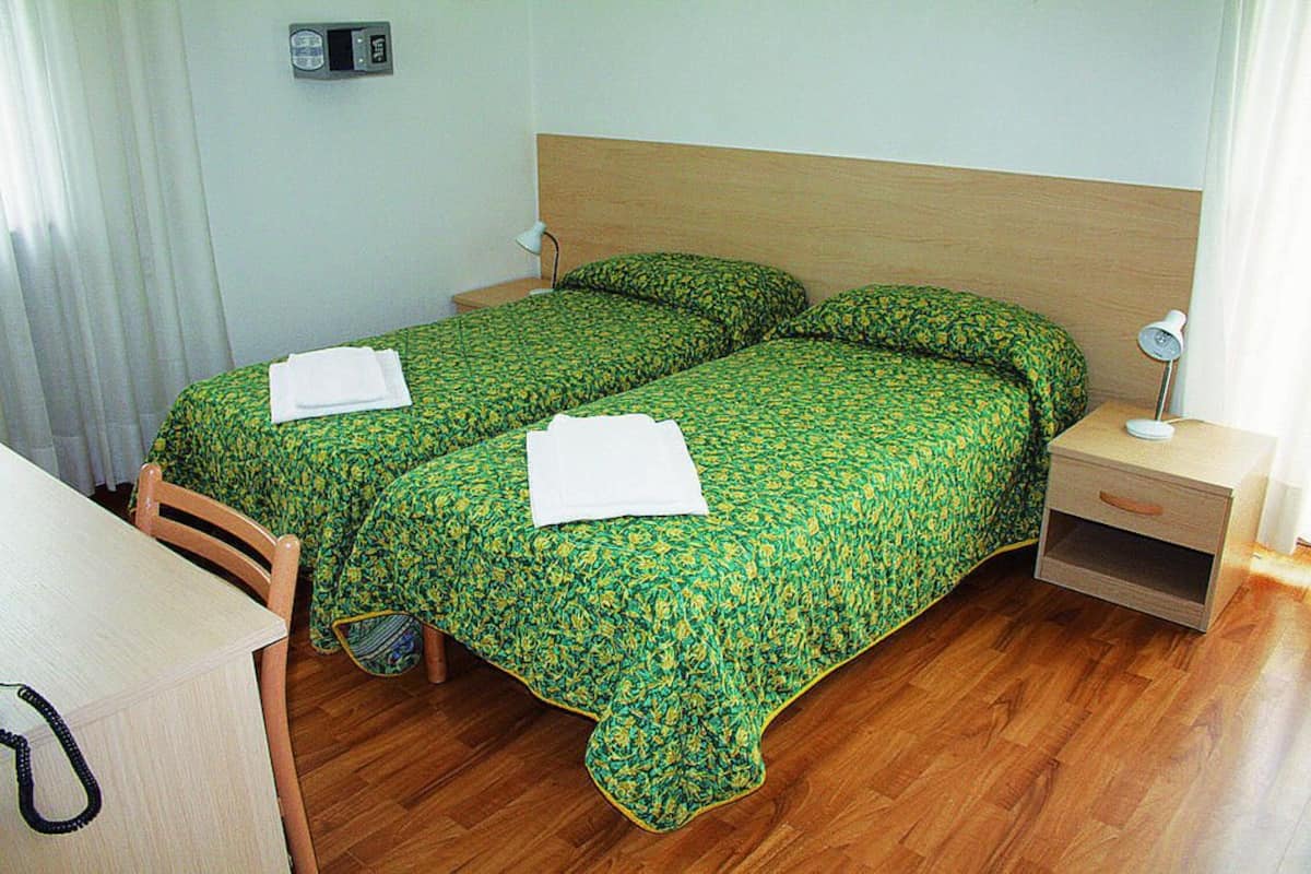 In-room safe, bed sheets