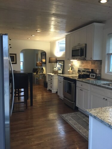 3 BR fully renovated 3 miles to Main St….contact JW for discount extended stays.