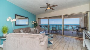 Een smart-tv, een dvd-speler, boeken en een stereo