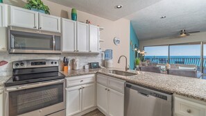 Een koelkast, een magnetron, een oven, een kookplaat