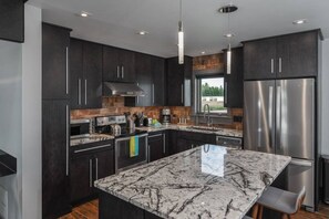 冷蔵庫、電子レンジ、オーブン、コンロ