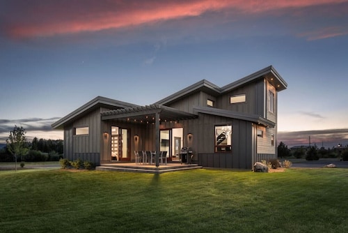 Downtown Driggs Modern Marvel - Walkable!