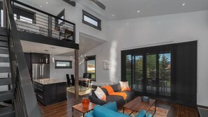 Un interior moderno con sala de estar, cocina y comedor.