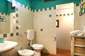 Apartamento, 2 quartos, para não fumantes | Banheiro | Chuveiro, chuveiro com efeito de chuva, produtos de toalete grátis, bidê