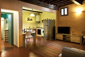 Appartamento, 2 camere da letto, non fumatori | Area soggiorno | TV a schermo piatto 50 pollici con canali digitali, TV