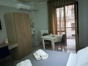 Minibar, meja kerja, Wi-Fi gratis, dan seprai linen