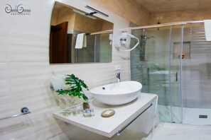 Shower, bathrobes, slippers, bidet - B&B Le Mura (Lecce)