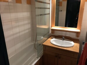 Combined shower/tub