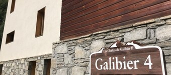 Comfortable "5 people" near the piste and ski school. Free underground parking