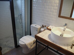 Shower, hair dryer, slippers, towels - Boonnark B&B (Chiang Mai)