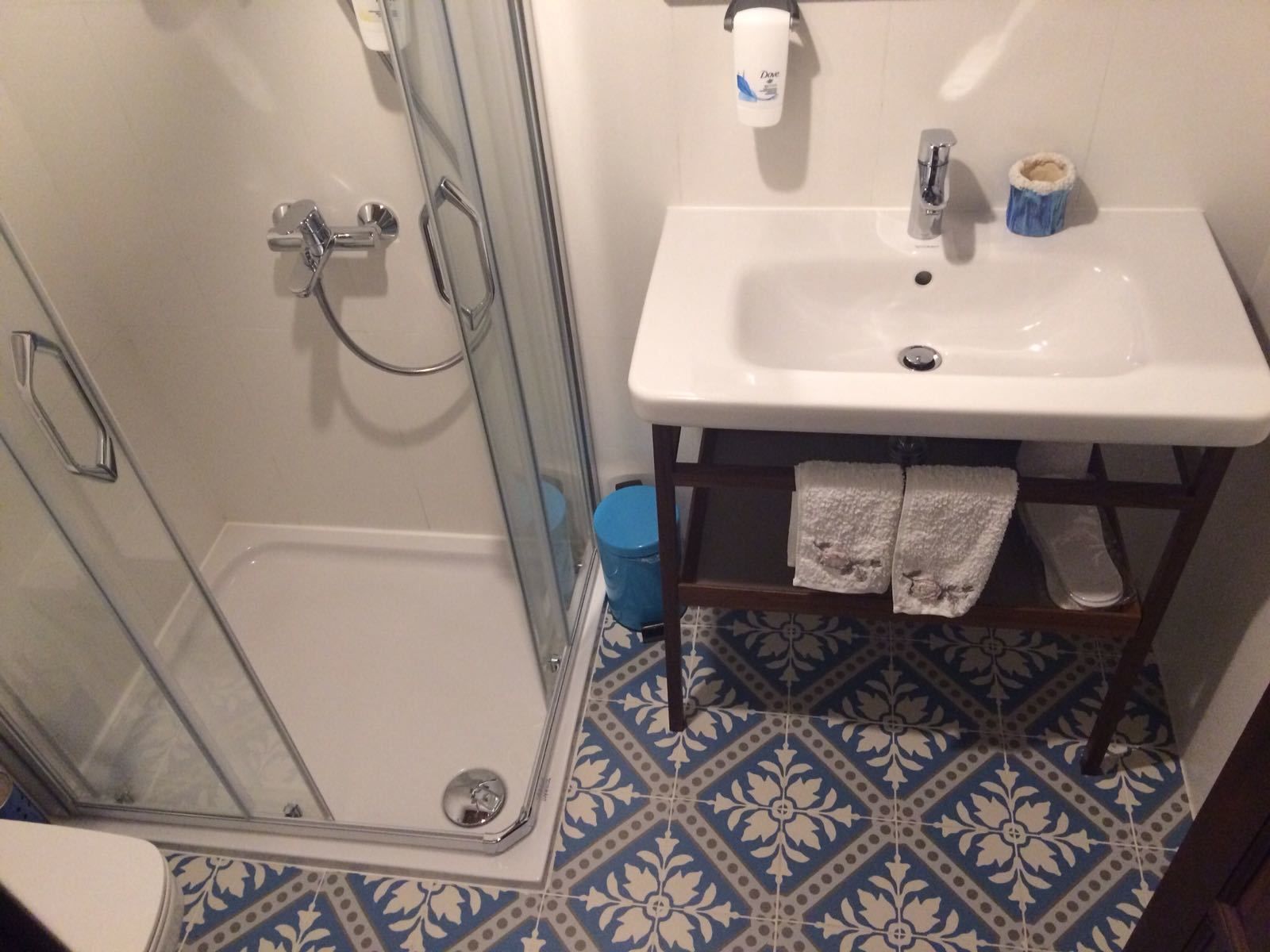 standard room | bathroom | shower, free toiletries, hair dryer, slippers