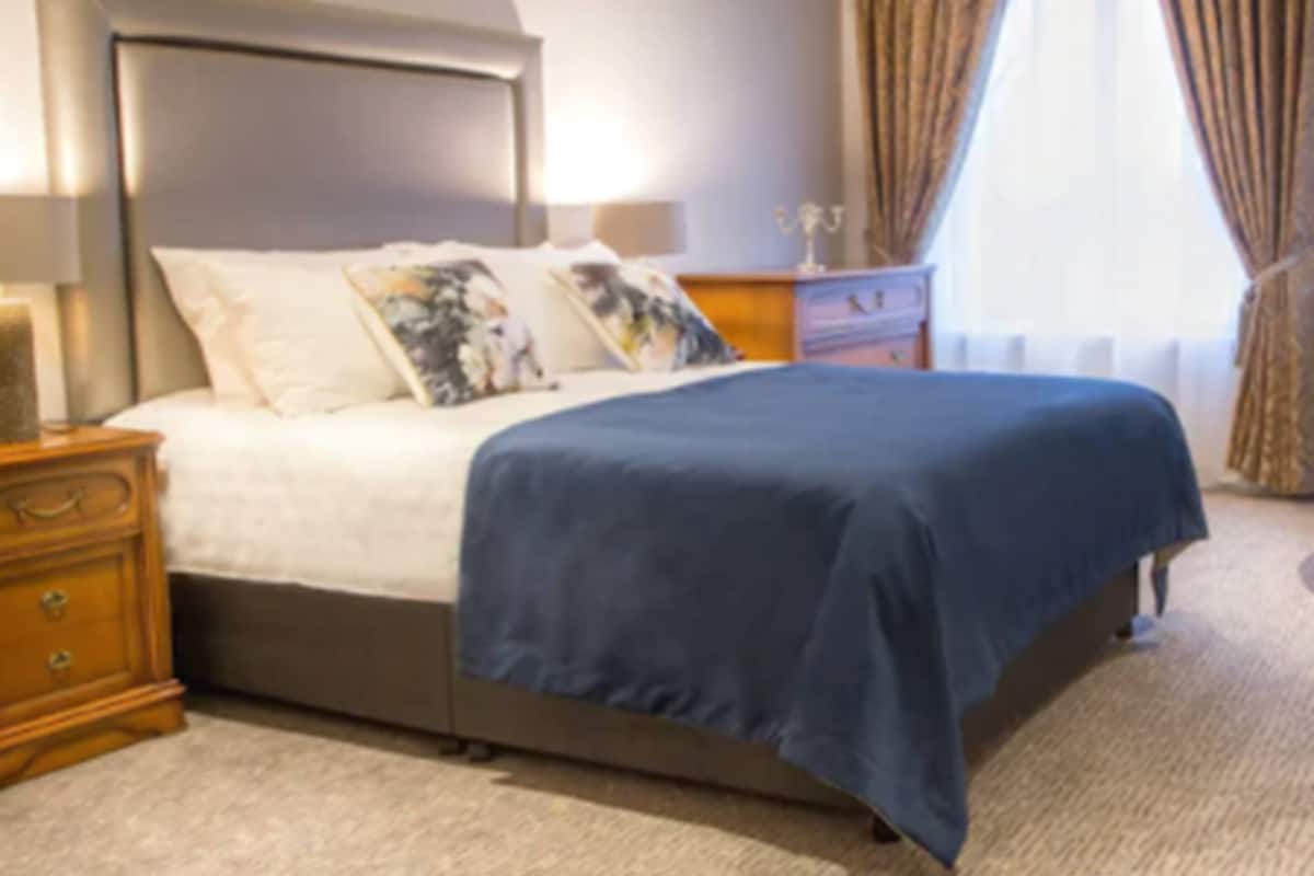 superior double room, 1 king bed | premium bedding, select comfort beds, in-room safe