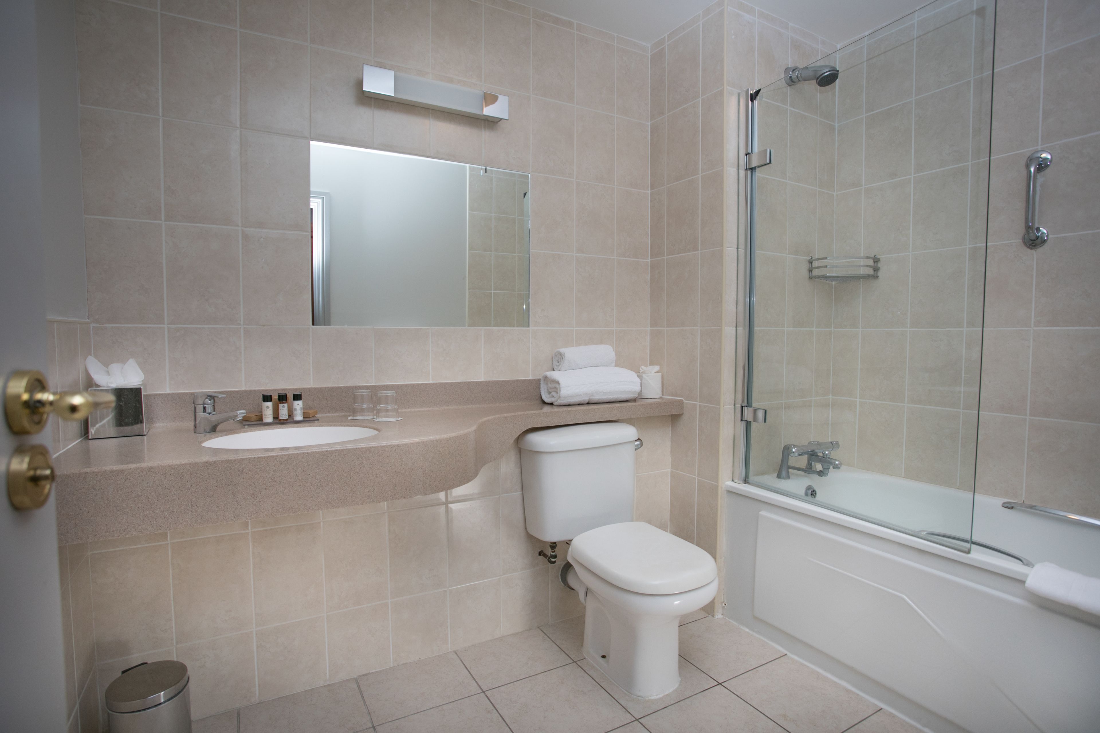 rainfall showerhead, free toiletries, hair dryer, towels