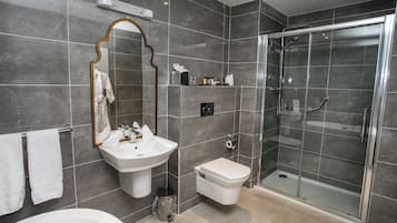Four Poster Master Suite (Upper Floor) | Bathroom | Rainfall showerhead, free toiletries, hair dryer, towels