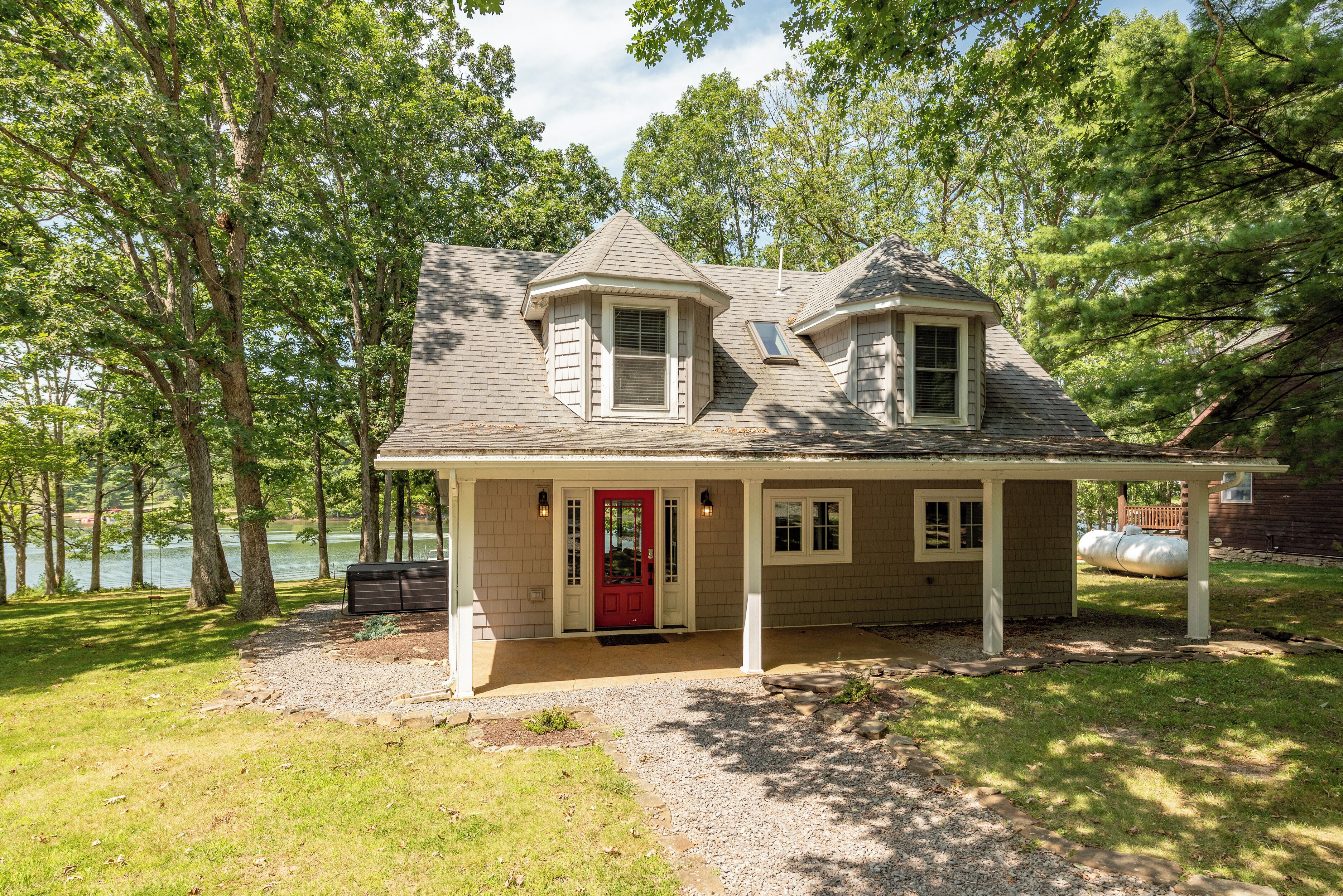 Smooth Sailing: Lakefront, Private Dock, Hot Tub, Grill, Fire Pit!