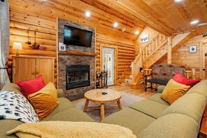 Una Smart TV, una chimenea, un reproductor de DVD, un futbolín