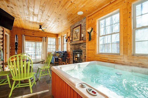 Woodsy Dog Friendly Lodge w/ Game Room & Grill