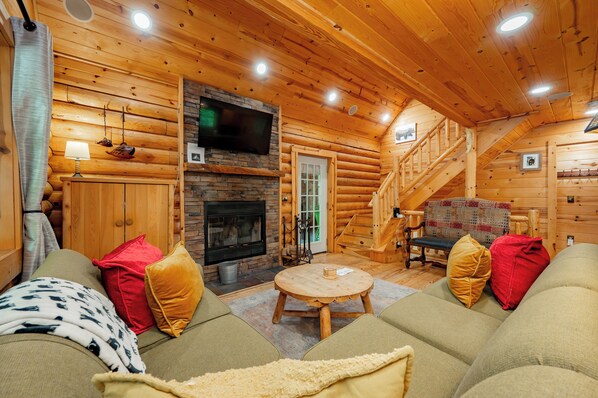 Älytelevisio, takka, DVD-soitin, pöytäjalkapallopöytä