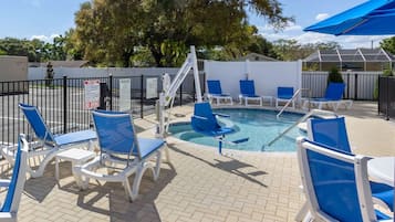 Una piscina al aire libre (de 06:00 a 22:00), sombrillas