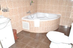 Suite de lujo, 1 cama King size, para no fumadores | Baño | Tina profunda, amenidades de baño gratuitas, pantuflas, toallas