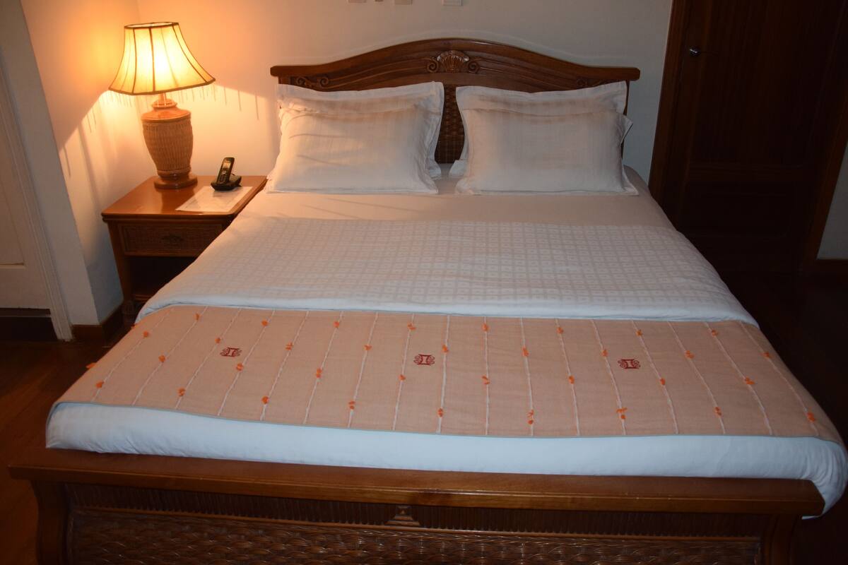 Suite de lujo, 1 cama King size, para no fumadores | Decoración personalizada, muebles diferentes y escritorio