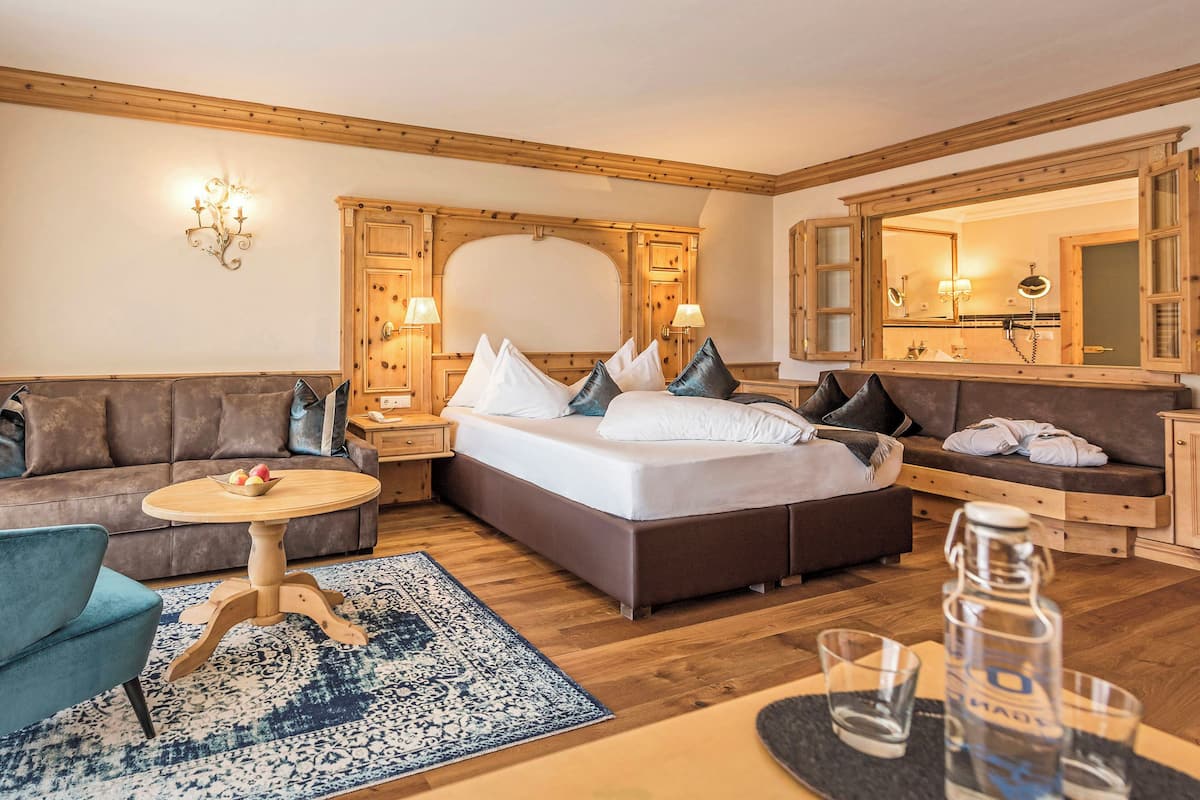 Superior Studio Suite, Balcony, Golf View | Living area