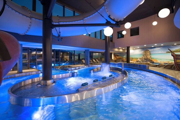 4 indoor pools, 9 outdoor pools