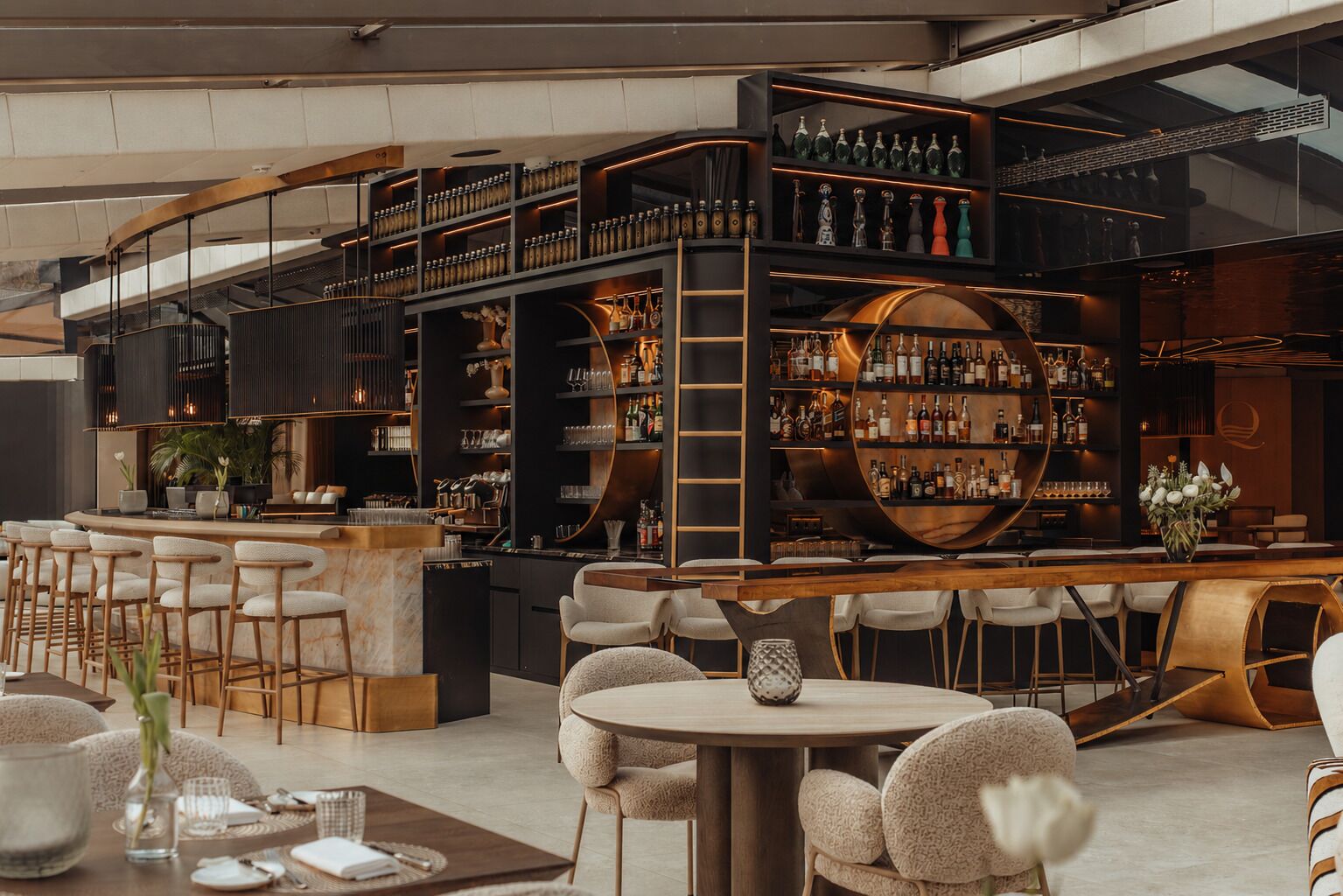 3 bars/lounges