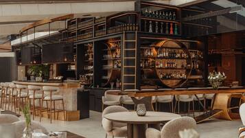 3 bars/lounges