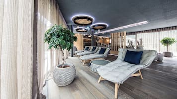 BehandlungsrĂ€ume fĂŒr Paare, Sauna, Whirlpool, Dampfbad