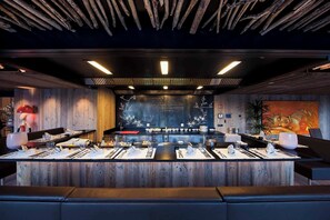 5 restaurants, lunch, dinner served; local and international cuisine