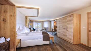 Classic-Doppelzimmer, 1 King-Bett und Schlafsofa, Nichtraucher, Blick auf den Innenhof | Wohnbereich | 45-Zoll-Flachbildfernseher mit Satellitenempfang, Kinderspielzeug