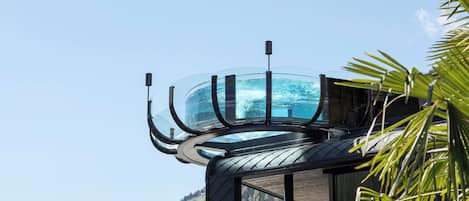 4 indoor pools, 9 outdoor pools