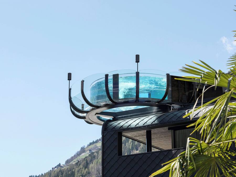 4 indoor pools, 9 outdoor pools