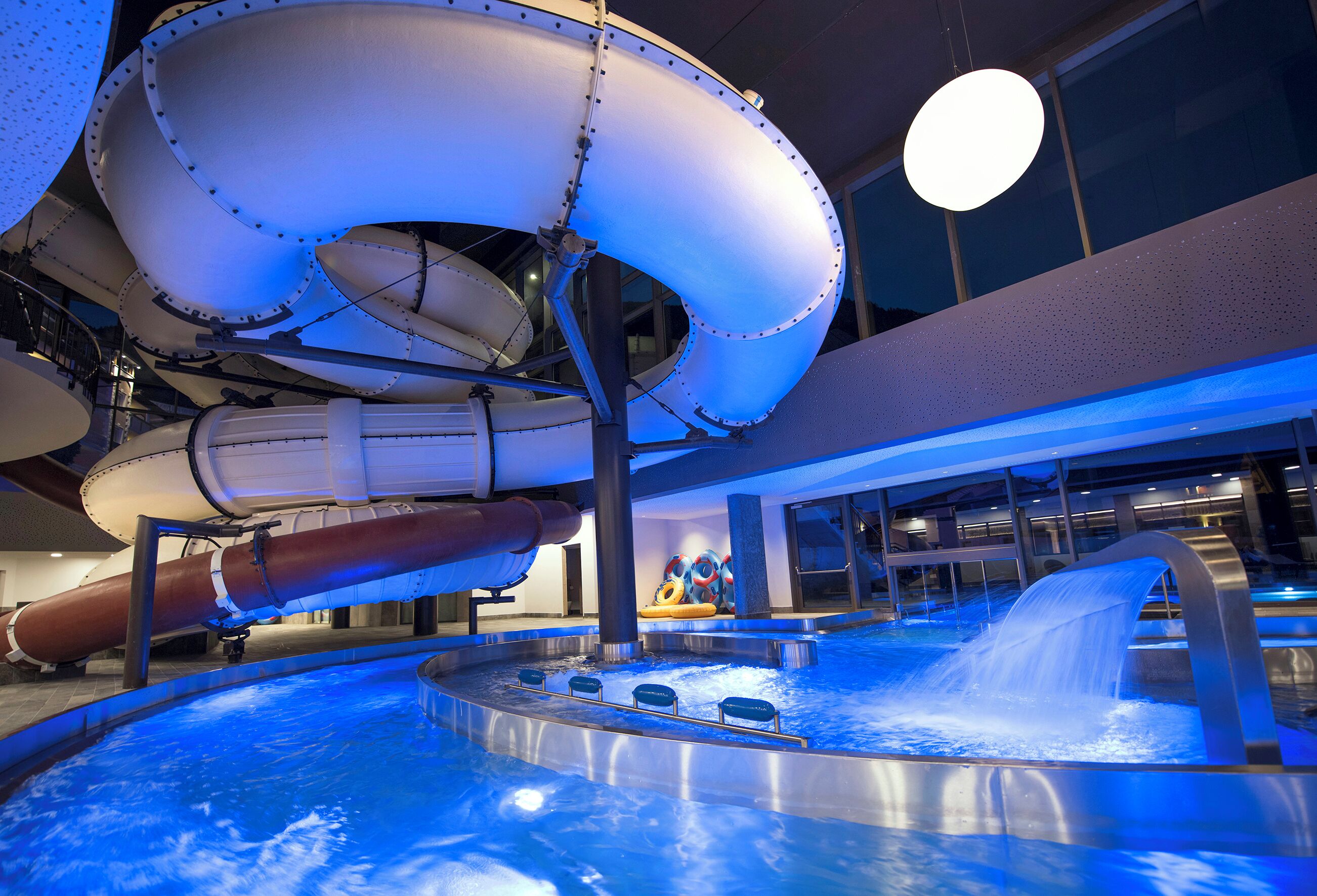 4 個室內泳池、9 個室外泳池