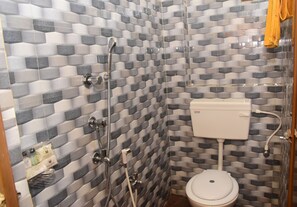 Chuveiro, chuveiro com efeito de chuva, produtos de toalete grátis
