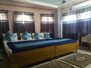 Habitación cuádruple Deluxe | Sábanas de algodón egipcio, ropa de cama de alta calidad y edredón