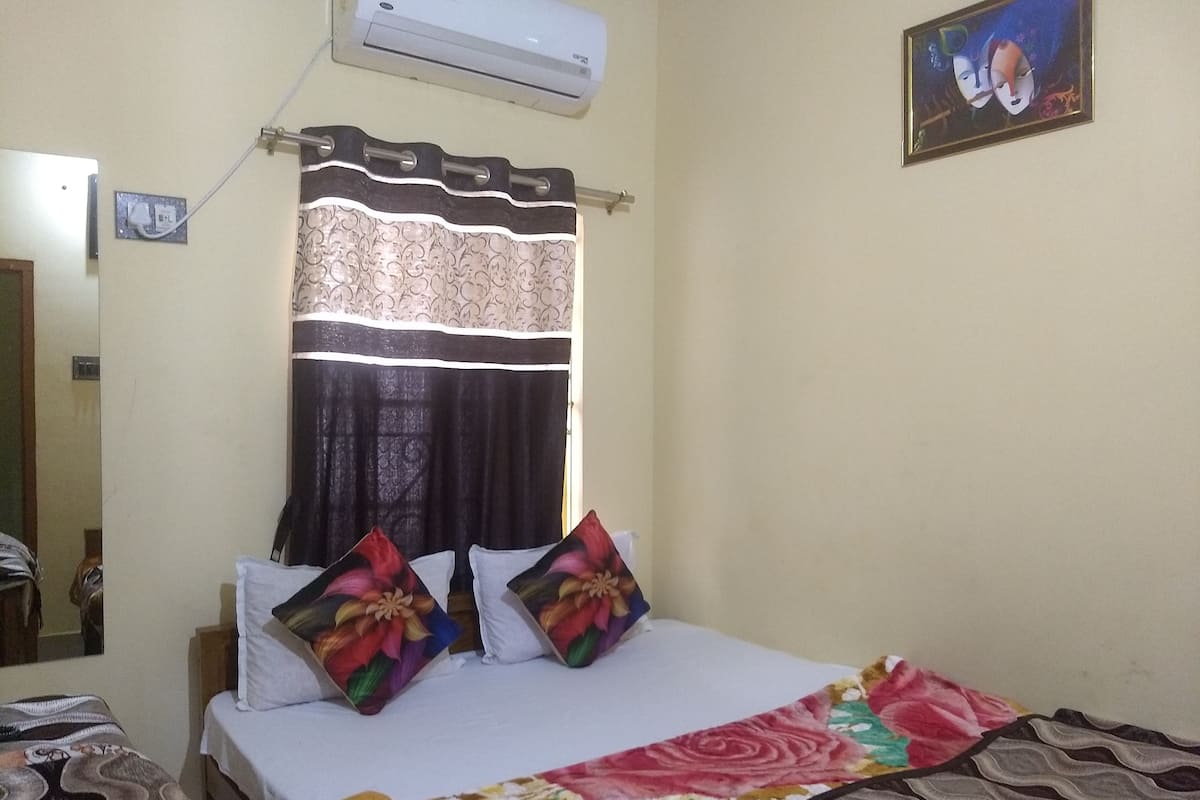 Egyptian cotton sheets, premium bedding, down duvets, in-room safe